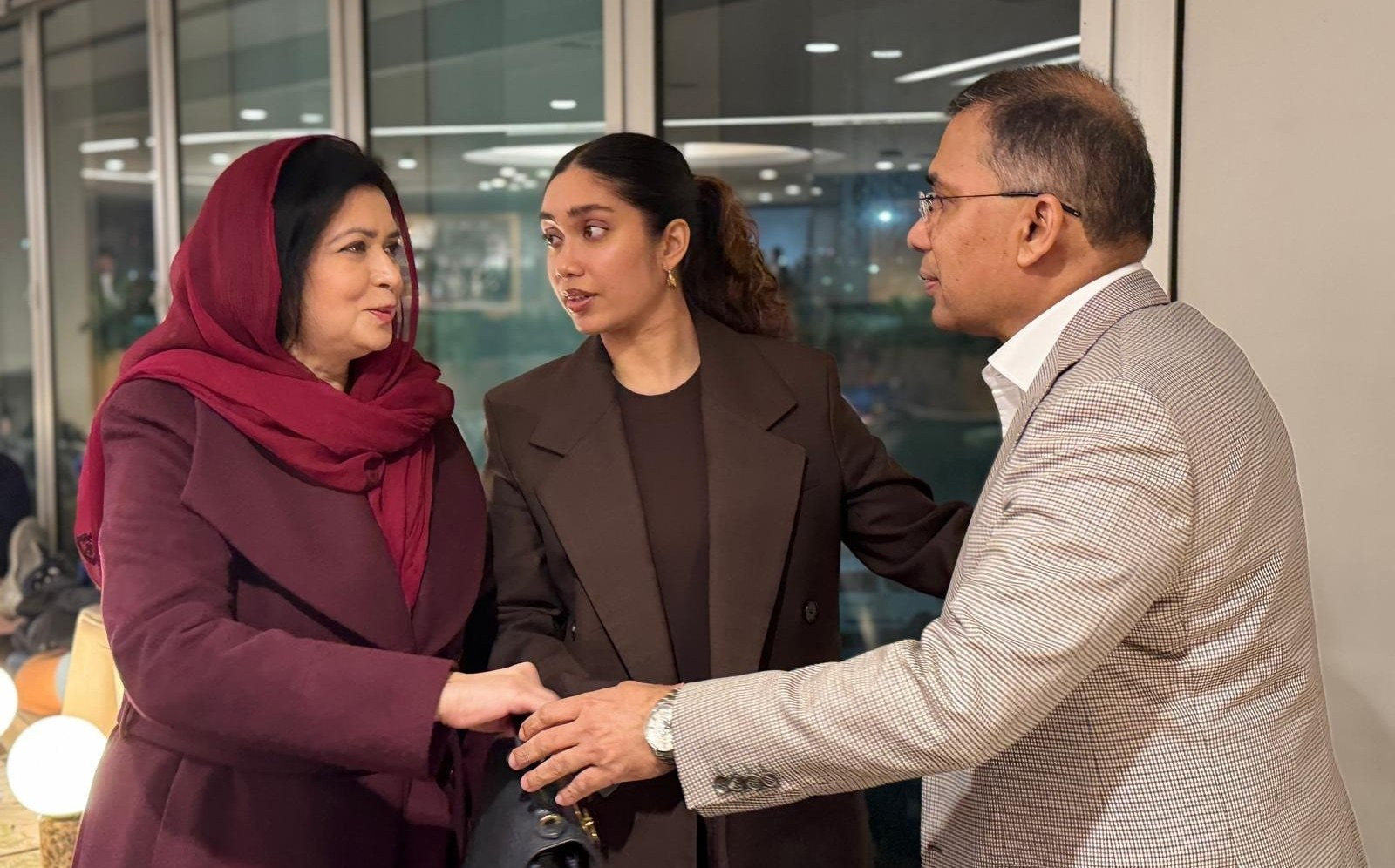 দীর্ঘ ১৮ বছর পর প্রিয় মাতৃভূমির উদ্দেশ্যে লন্ডনের হিথ্রো বিমানবন্দরে তারেক রহমান সাথে স্ত্রী ডা. জুবাইদা রহমান ও মেয়ে জাইমা রহমান।