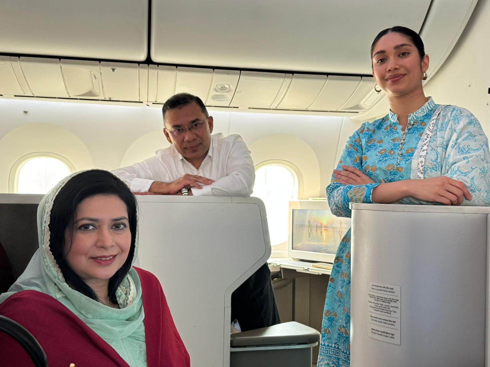 প্লেনে আরও ছবি। জুবাইদা রহমান, জাইমা রহমান ও তারেক রহমান।