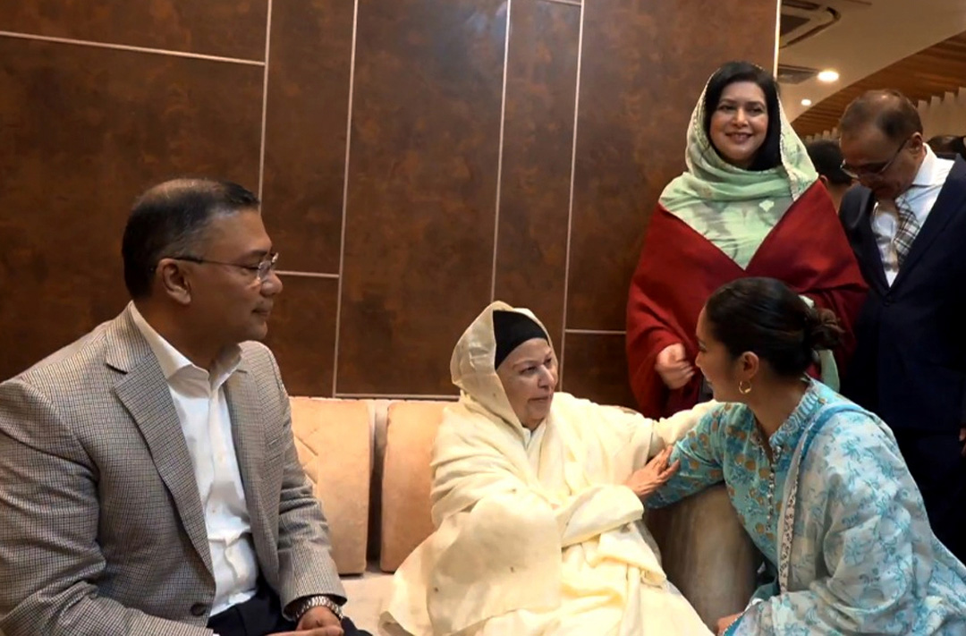 ঢাকার শাহজালাল আন্তর্জাতিক বিমানবন্দরে নামার পর গোলাপ ফুলের মালা দিয়ে তারেক রহমানকে বরণ করেন শাশুড়ি সৈয়দা ইকবাল মান্দ বানু। পরে নাতনিকে আদর করছেন।