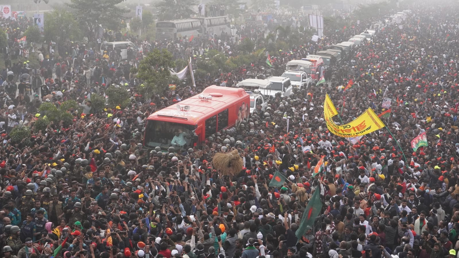 জনসমূদ্রের মাঝে তারেক রহমানের গাড়ীবহর।