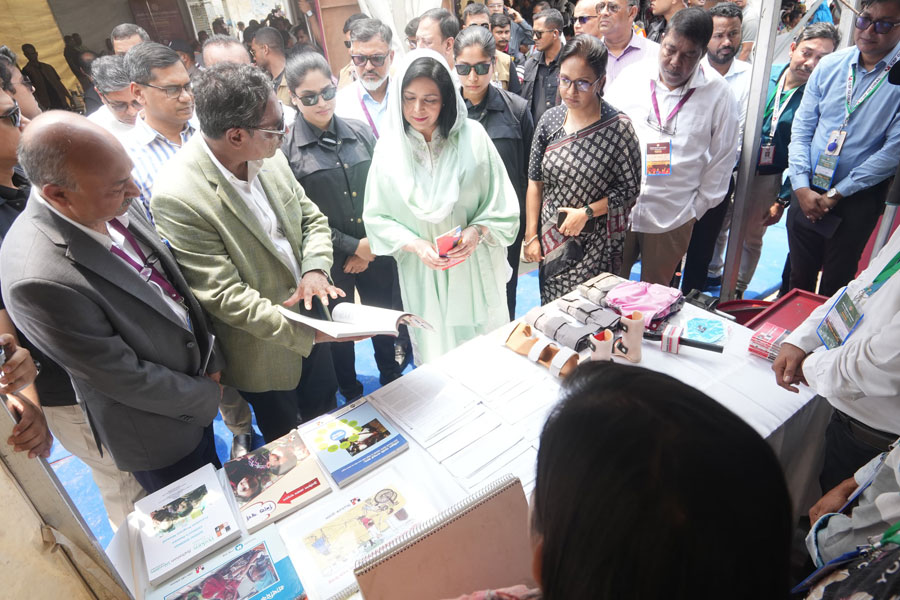 বিভিন্ন শিক্ষাসামগ্রী ও নিত্যপ্রয়োজনীয় পণ্যের স্টল ঘুরে দেখছেন ডা. জুবাইদা রহমান। ছবি: সংগৃহীত 