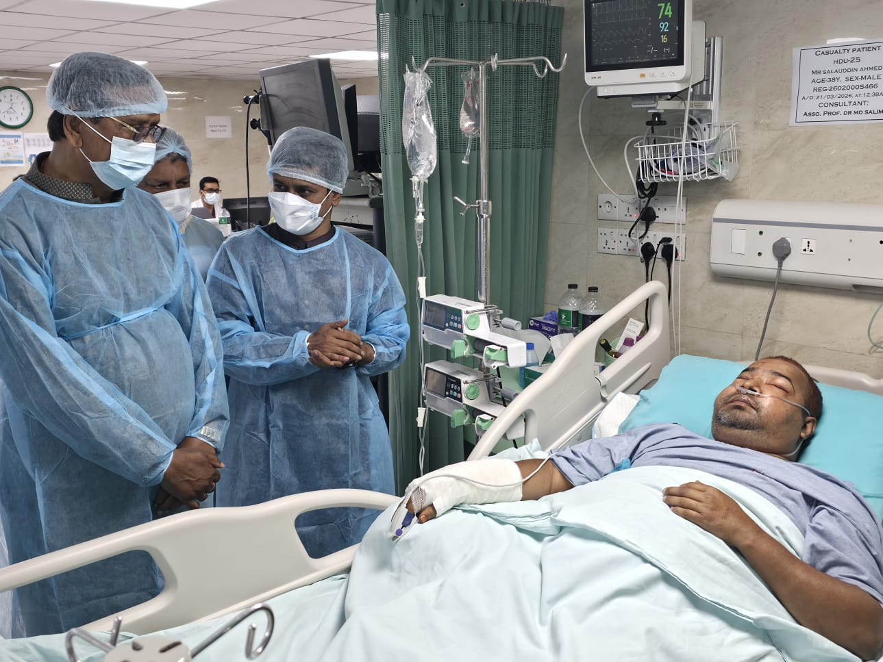 চিকিৎসাধীন ডিএসসিসির বৈদ্যুতিক কর্মী সালাউদ্দিন আহমেদকে দেখতে হাসপাতালে প্রশাসক বীর মুক্তিযোদ্ধা আবদুস সালাম।