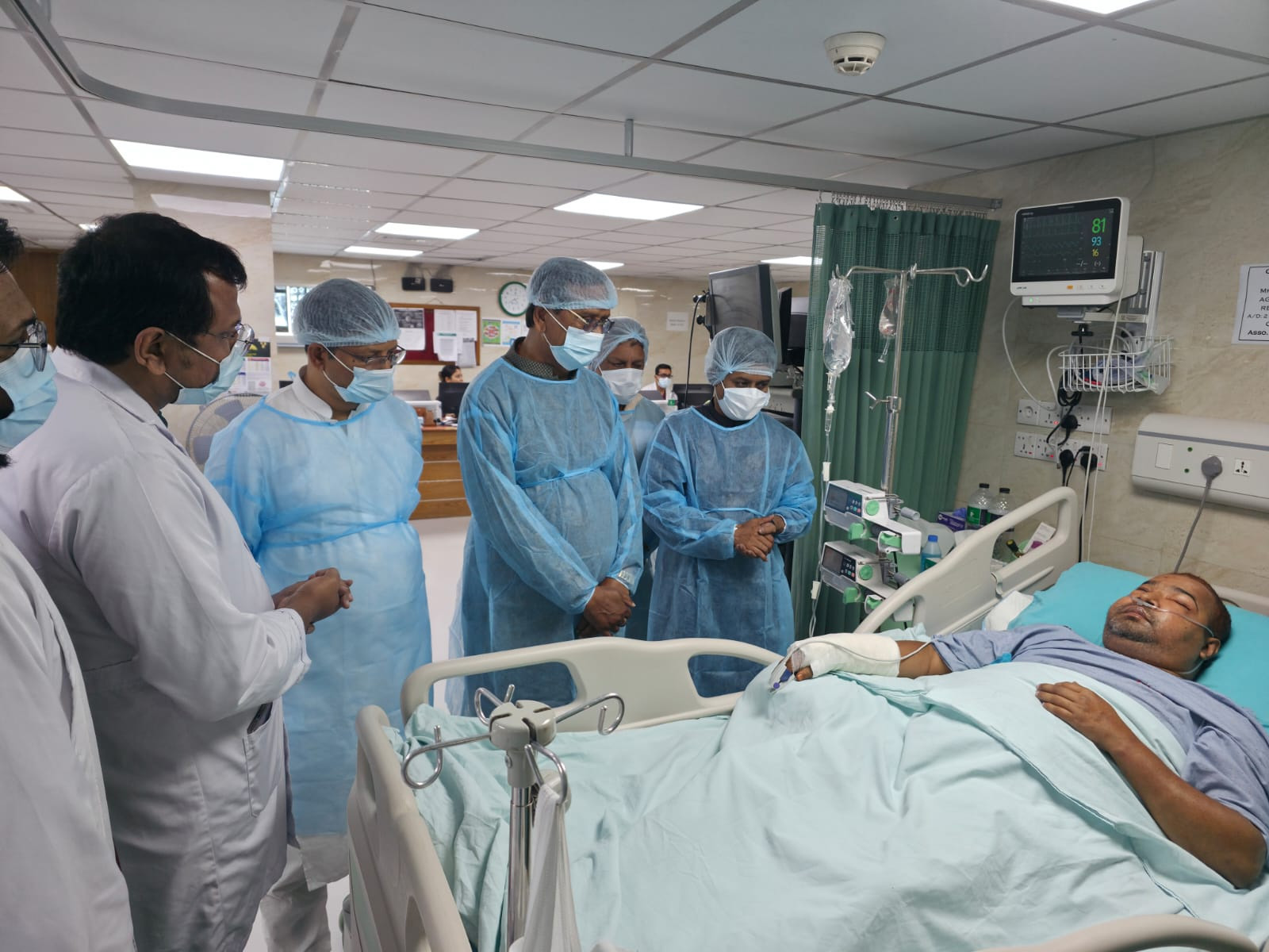 চিকিৎসাধীন ডিএসসিসির বৈদ্যুতিক কর্মী সালাউদ্দিন আহমেদকে দেখতে হাসপাতালে প্রশাসক বীর মুক্তিযোদ্ধা আবদুস সালাম।