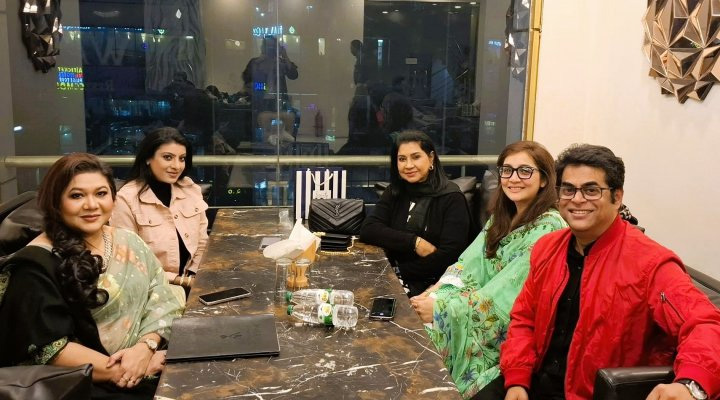 ঘনিষ্ঠজনদের নিয়ে আড্ডায় রিয়া চৌধুরী।