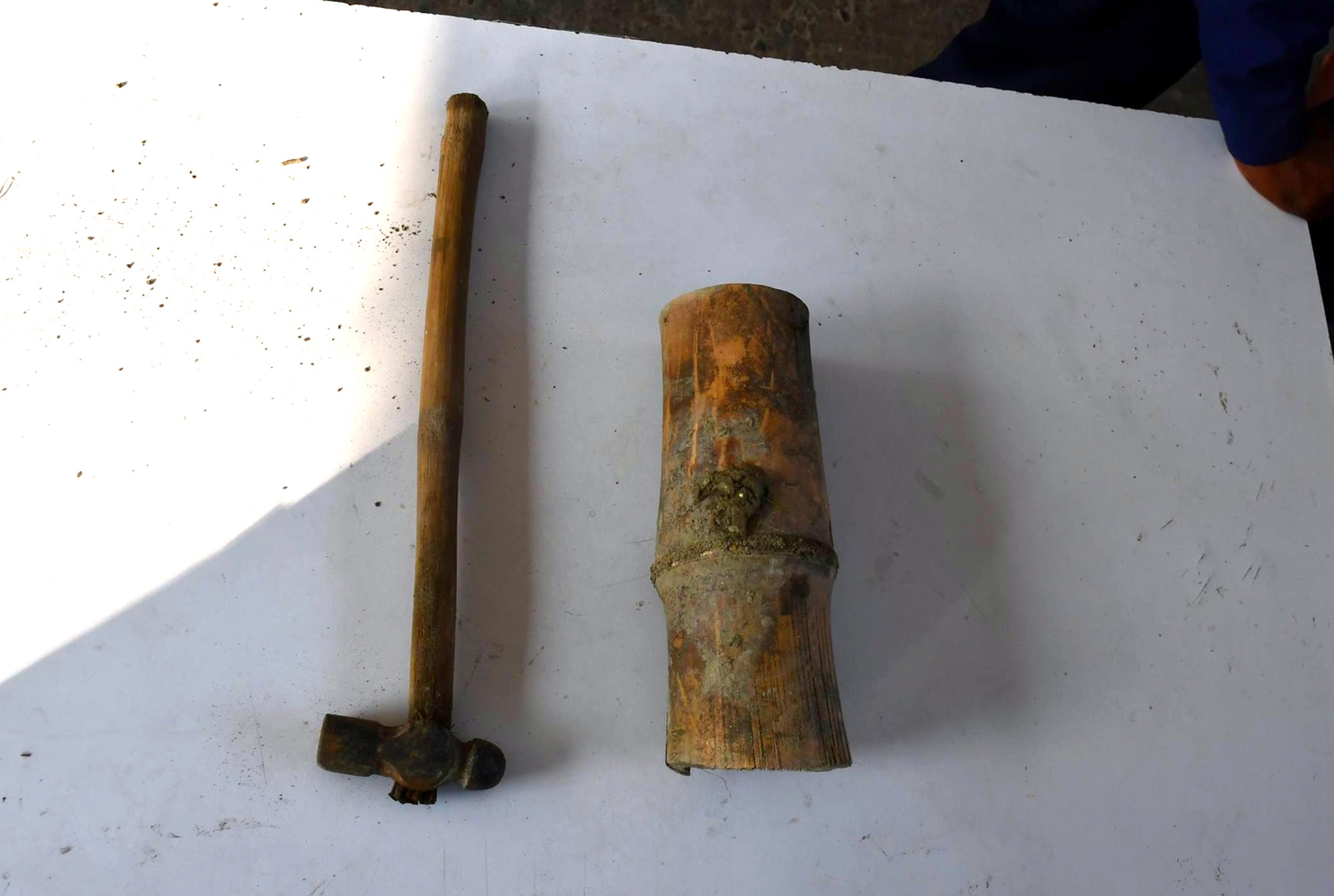 দাদি-নাতনি হত্যায় ব্যবহৃত আলামত জব্দ।