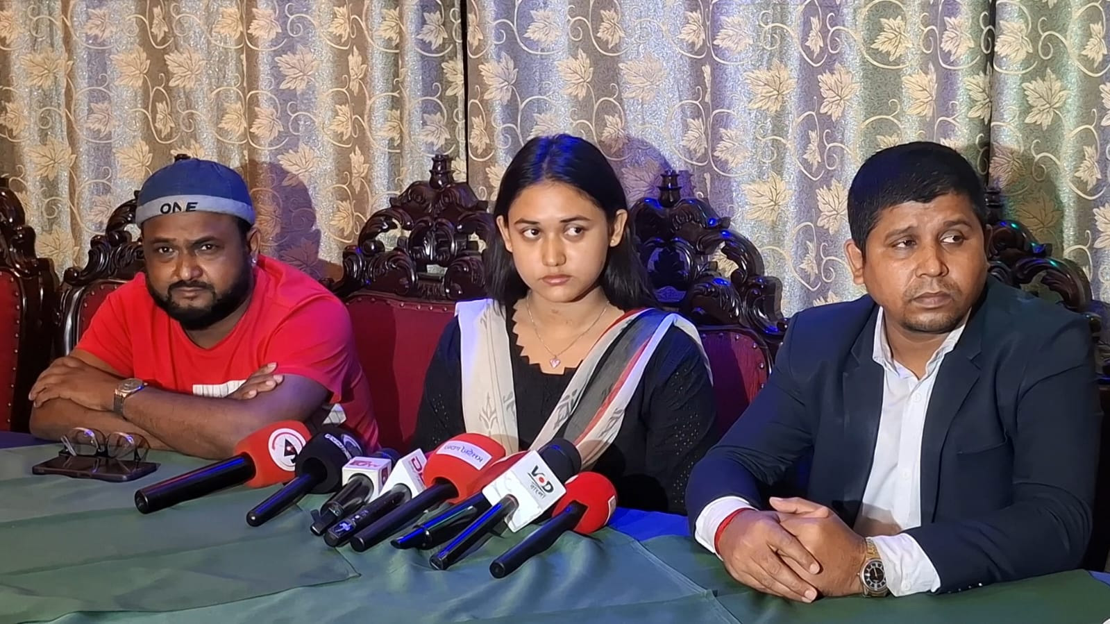 অভিনেত্রীর সংবাদ সম্মেলন।