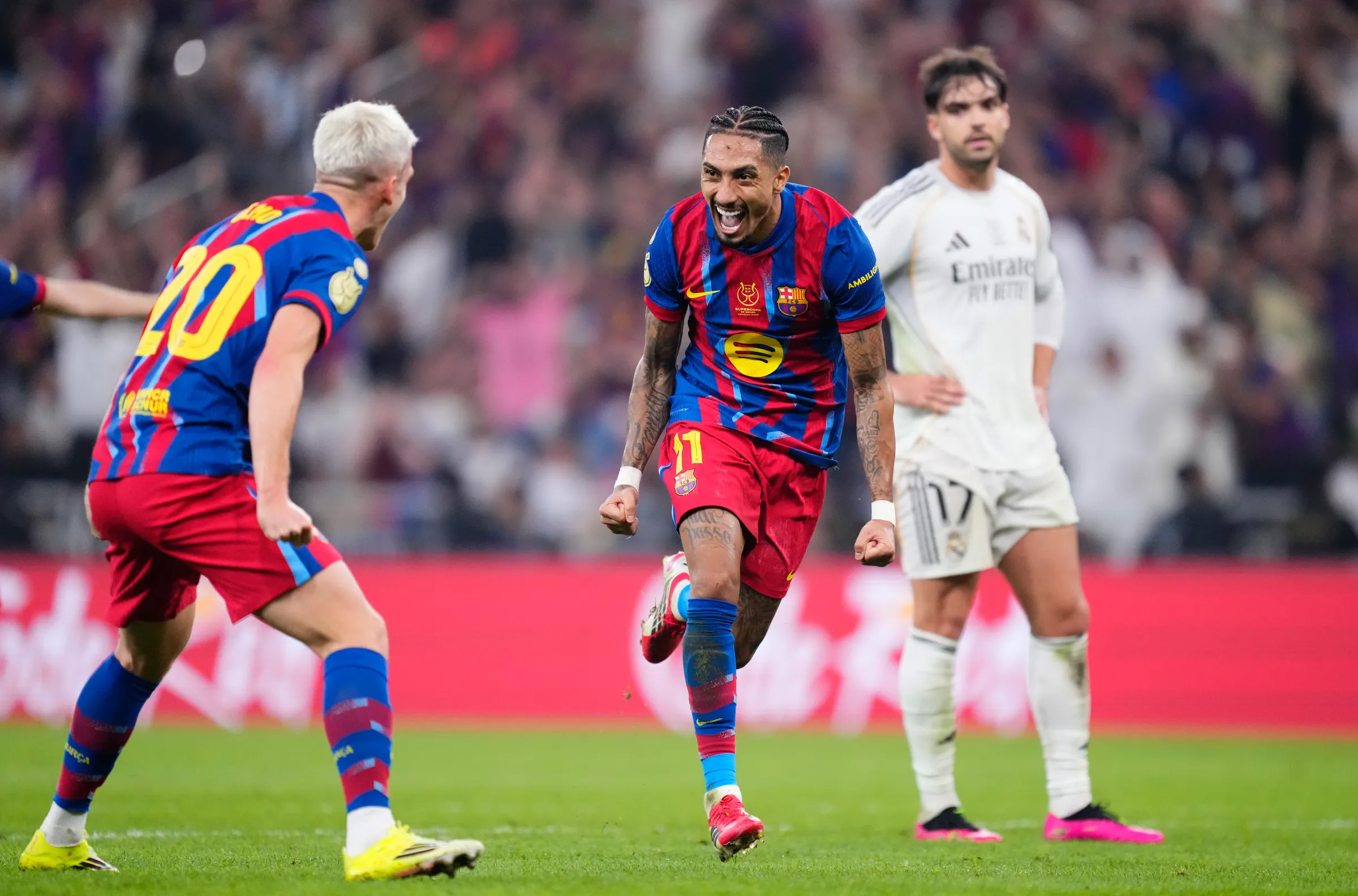 জোড়া গোল করেছেন রাফিনহা।