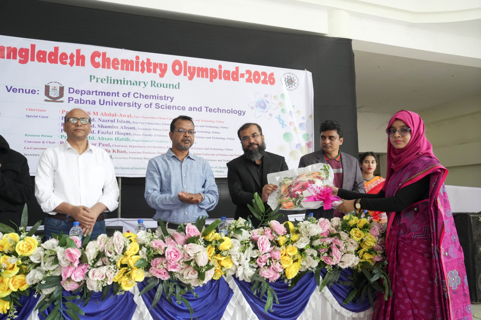 ফুল দিয়ে শুভেচ্ছা জানানো হয় অতিথিদের।