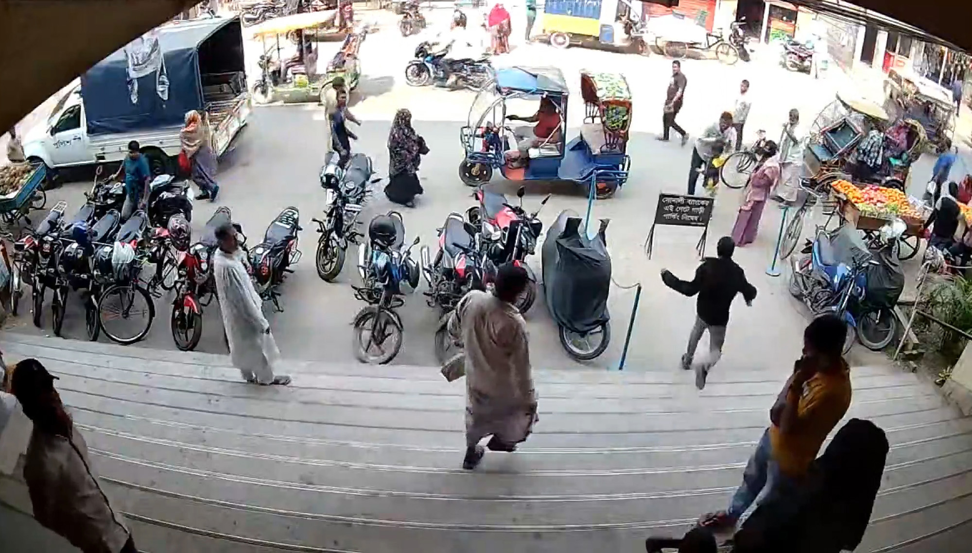 টাকা ছিনতাই করে পালাচ্ছে ছিনতাইকারীদের মুল হোতা। কালো জ্যাকেট পরিহিত। ছবি: সিসিটিভির ফুটেজ থেকে নেয়া।
