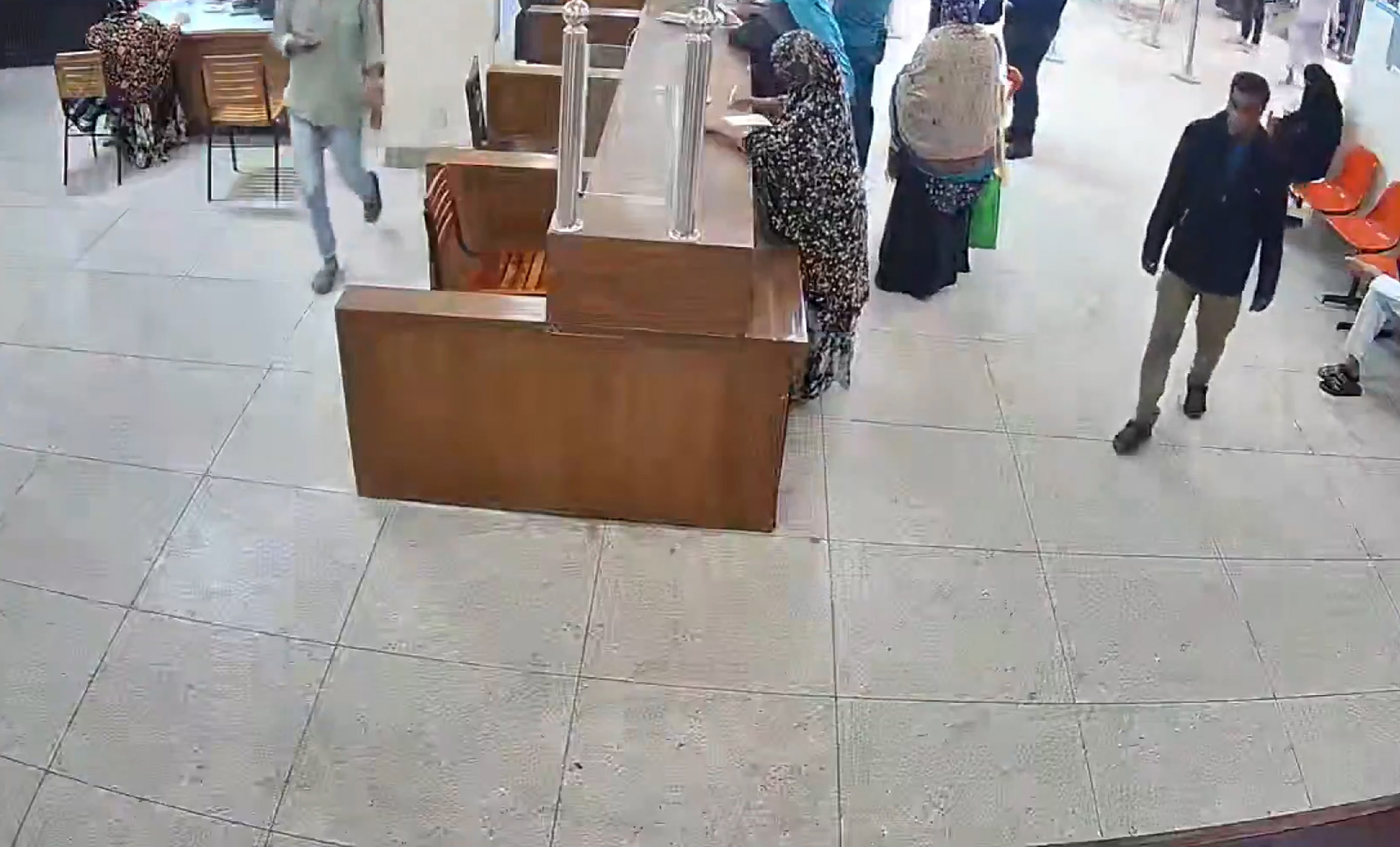 ব্যাংকের ভেতরে পাঁয়চারী করছেন ছিনতাইকারীদের মুল হোতা। কালো জ্যাকেট পরিহিত। ছবি: সিসিটিভির ফুটেজ থেকে নেয়া।