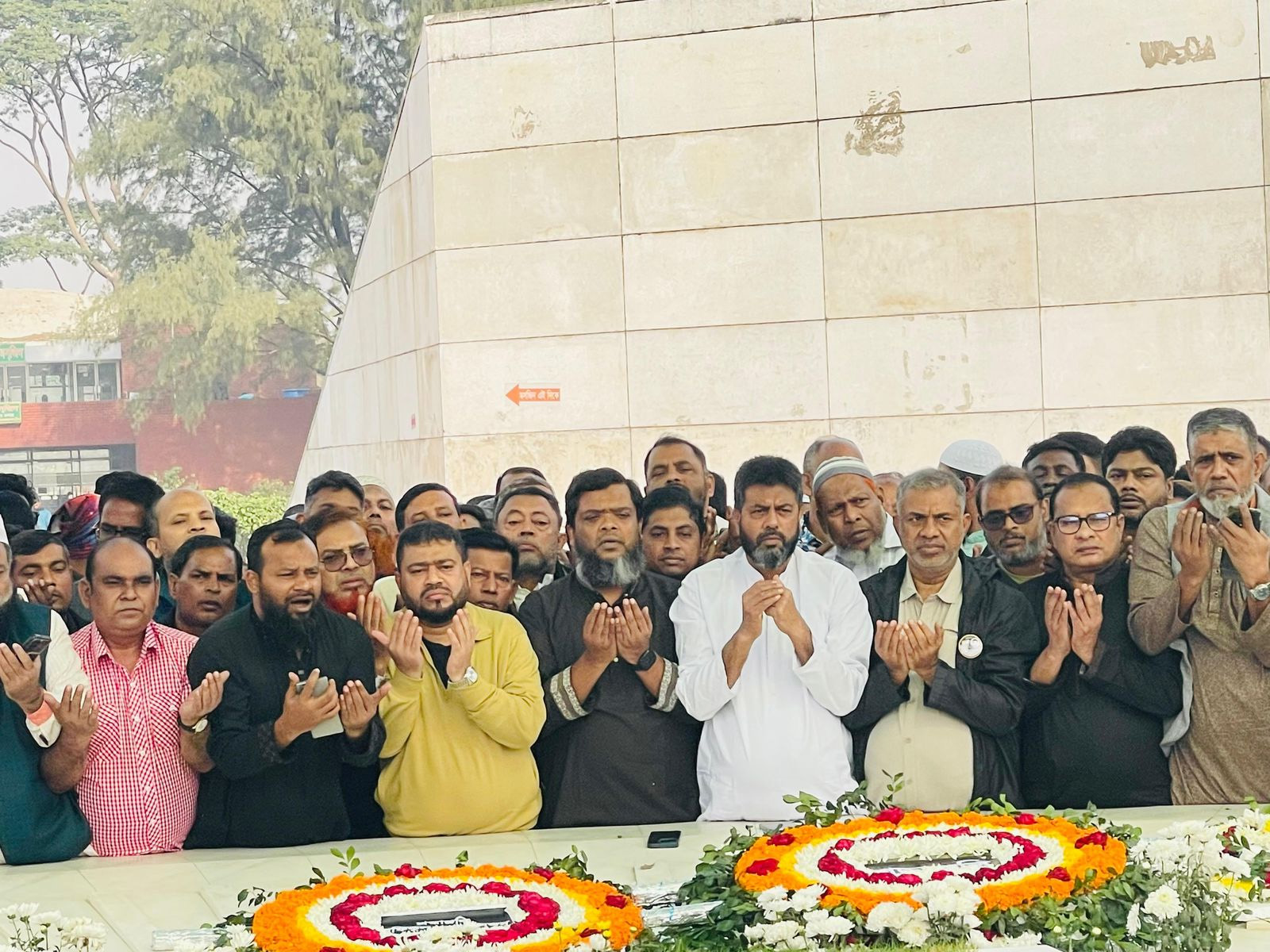 জিয়াউর রহমান ও খালেদা জিয়ার মাজারে মহানগর দক্ষিন বিএনপির দোয়া।