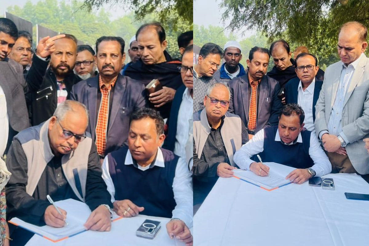 শোক বইতে স্বাক্ষর করছেন ডুয়া আহ্বায়ক শামসুজ্জামান দুদু ও সদস্য সচিব এ টি এম আব্দুল বারী ড্যানী।