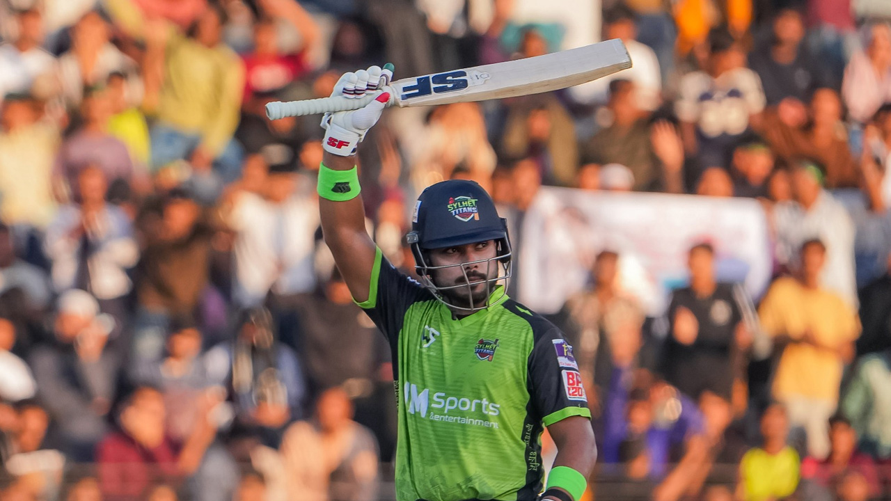 ঝোড়ো ব্যাটিংয়ে ৬৫ রান করেন পারভেজ হোসেন ইমন।