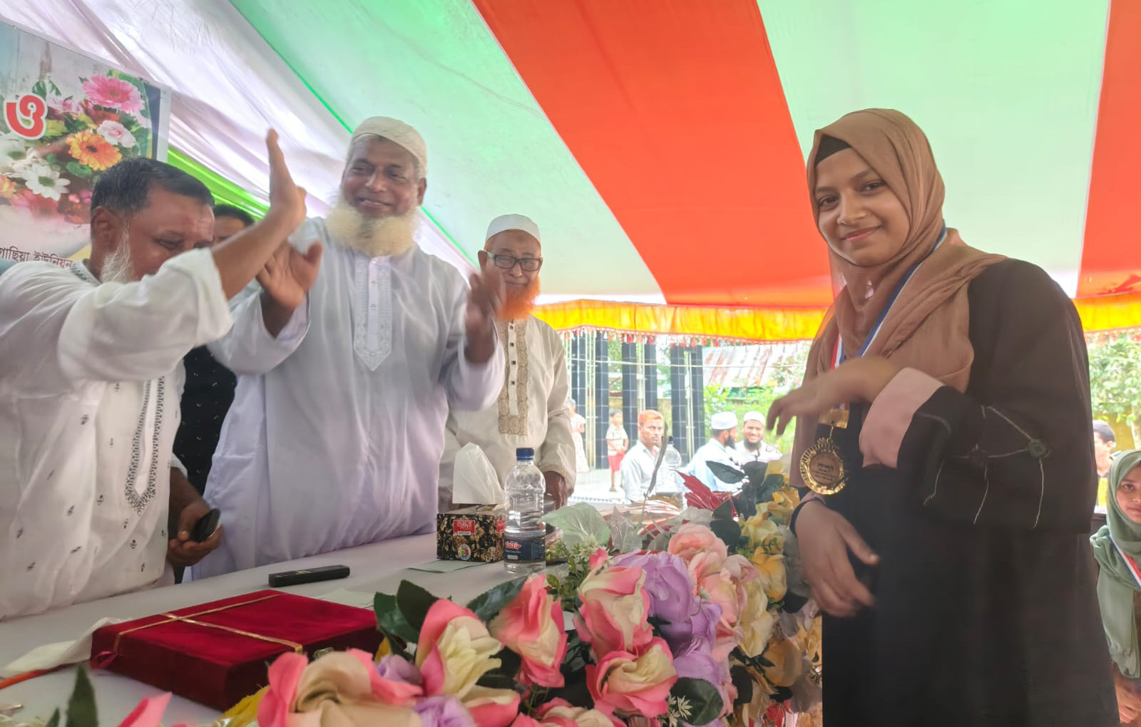 পাঁচগাছিয়া বালিকা উচ্চ বিদ্যালয়ে কৃতি শিক্ষার্থীদের সংবর্ধনা ও সম্মাননা স্মারক প্রদান। ছবি: ভিওডি বাংলা 