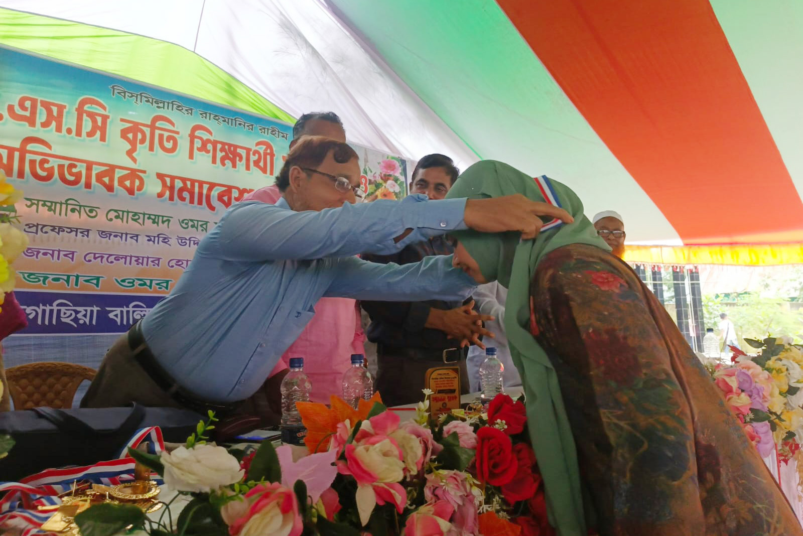 পাঁচগাছিয়া বালিকা উচ্চ বিদ্যালয়ে কৃতি শিক্ষার্থীদের সংবর্ধনা ও সম্মাননা স্মারক প্রদান। ছবি: ভিওডি বাংলা 