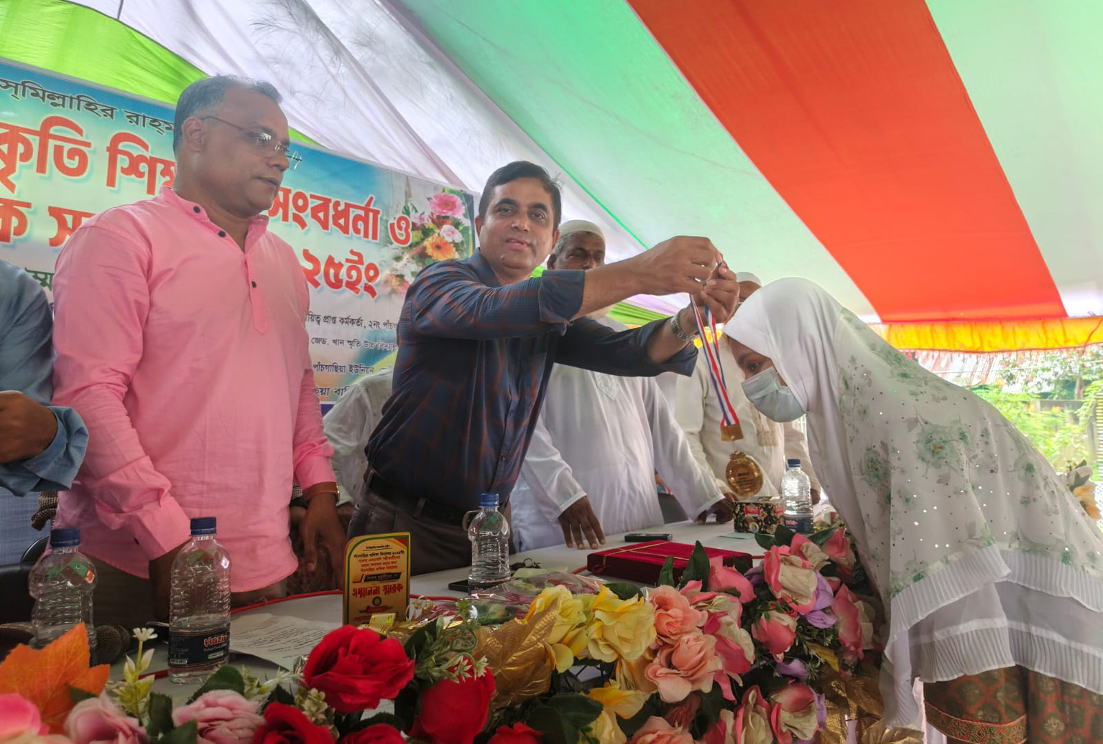 পাঁচগাছিয়া বালিকা উচ্চ বিদ্যালয়ে কৃতি শিক্ষার্থীদের সংবর্ধনা ও সম্মাননা স্মারক প্রদান। ছবি: ভিওডি বাংলা 