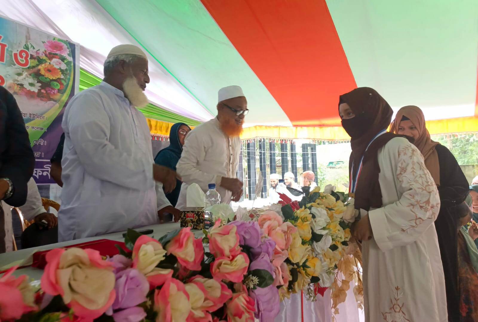 পাঁচগাছিয়া বালিকা উচ্চ বিদ্যালয়ে কৃতি শিক্ষার্থীদের সংবর্ধনা ও সম্মাননা স্মারক প্রদান। ছবি: ভিওডি বাংলা 