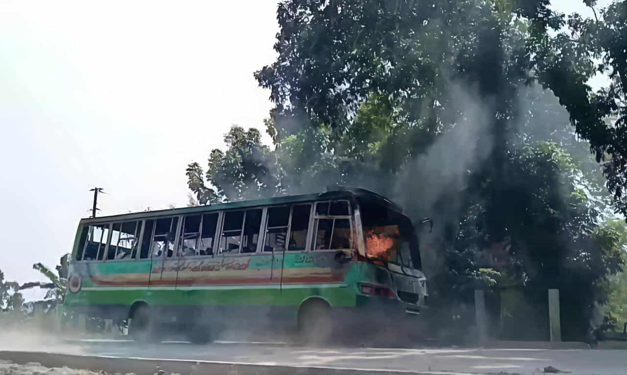 বাসে অগ্নিসংযোগ।