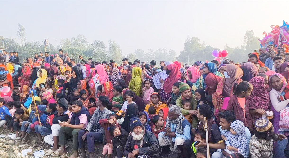 কুড়িগ্রামে ঐতিহ্যবাহী ঘোড়দৌড় প্রতিযোগিতা দর্শনার্থীদের ভিড়।