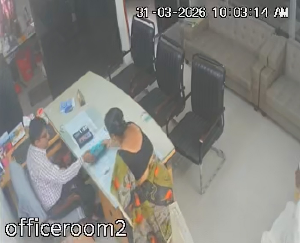 ৫ লক্ষ টাকা ঘুষ দিচ্ছেন অর্থনীতির সহকারী অধ্যাপক বর্ণালী মন্ডল।