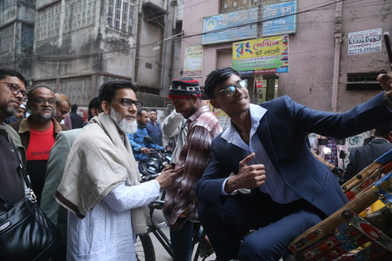 ঢাকা-৯ আসনে নানা শ্রেণি পেশার মানুষের সঙ্গে শুভেচ্ছা বিনিময়কালে হাবিবুর রশিদ হাবিব।