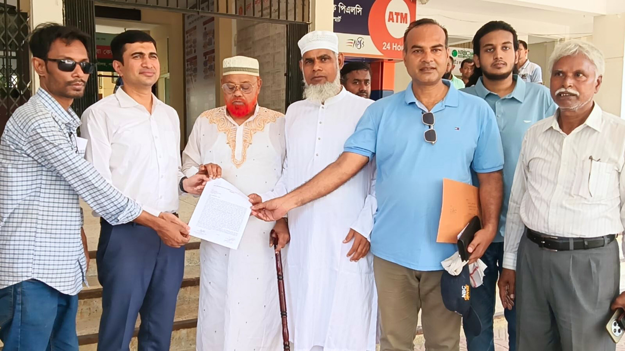 ইছামতি নদী খননের দাবিতে প্রধানমন্ত্রী বরাবর স্মারকলিপি দেন আন্দোলনকারীরা।