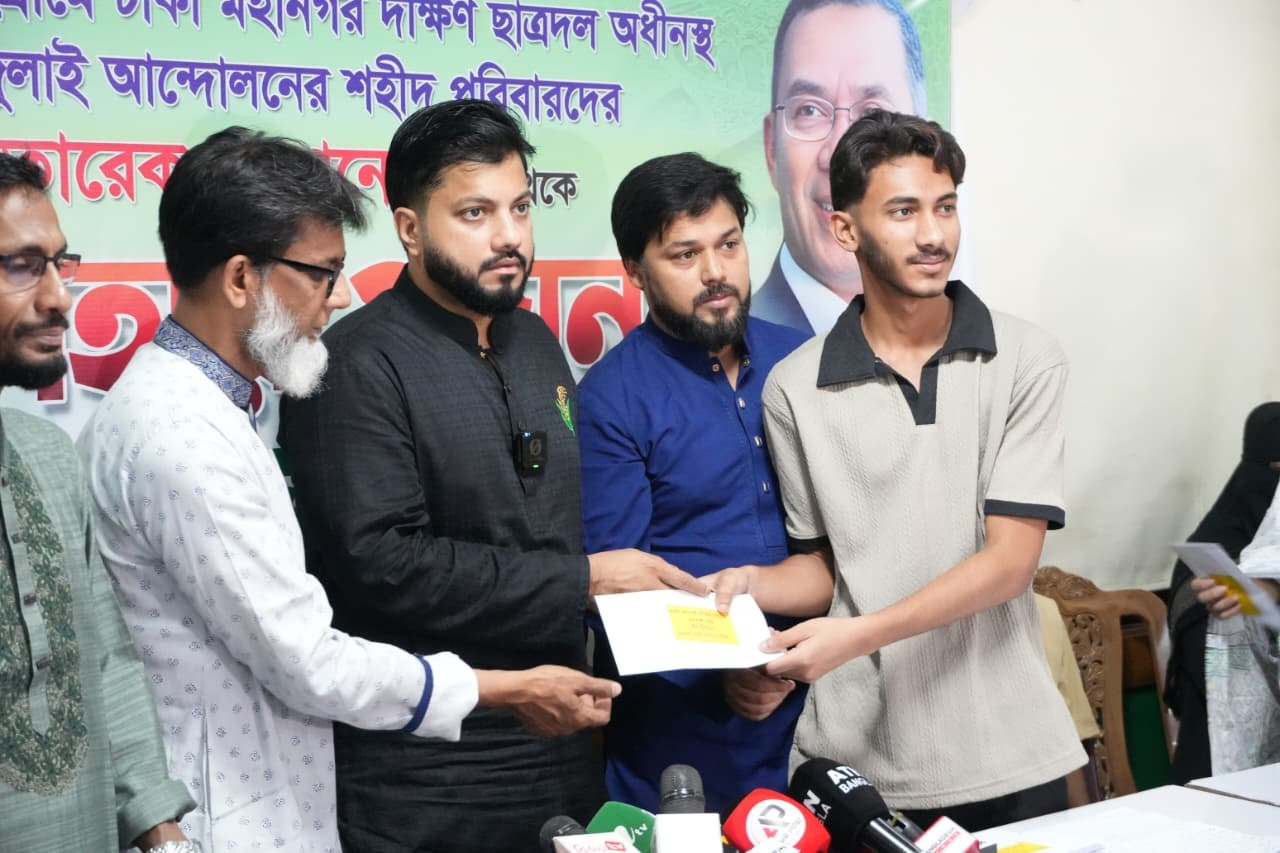 প্রধানমন্ত্রী তারেক রহমানের পক্ষ থেকে ঈদ উপহার প্রদান।