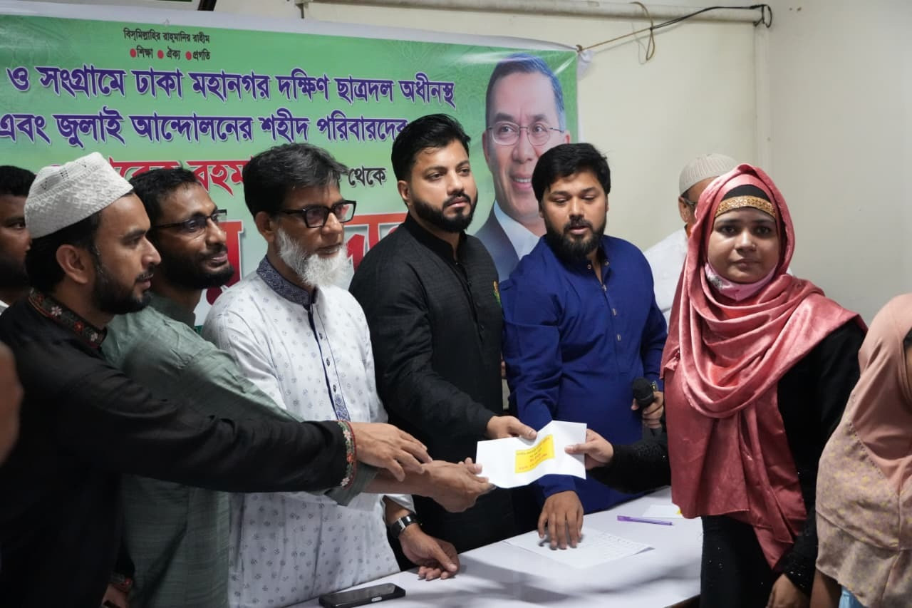 প্রধানমন্ত্রী তারেক রহমানের পক্ষ থেকে ঈদ উপহার প্রদান।