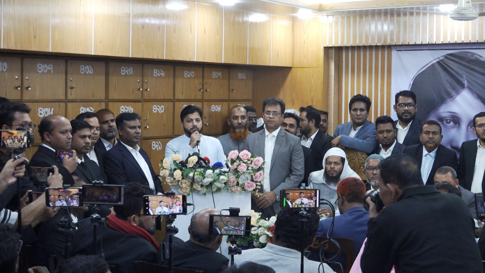 ঢাকা আইনজীবী সমিতিতে খালেদা জিয়ার মাগফিরাত কামনায় আলোচনা সভা ও দোয়া মাহফিলে ইশরাক হোসেন।