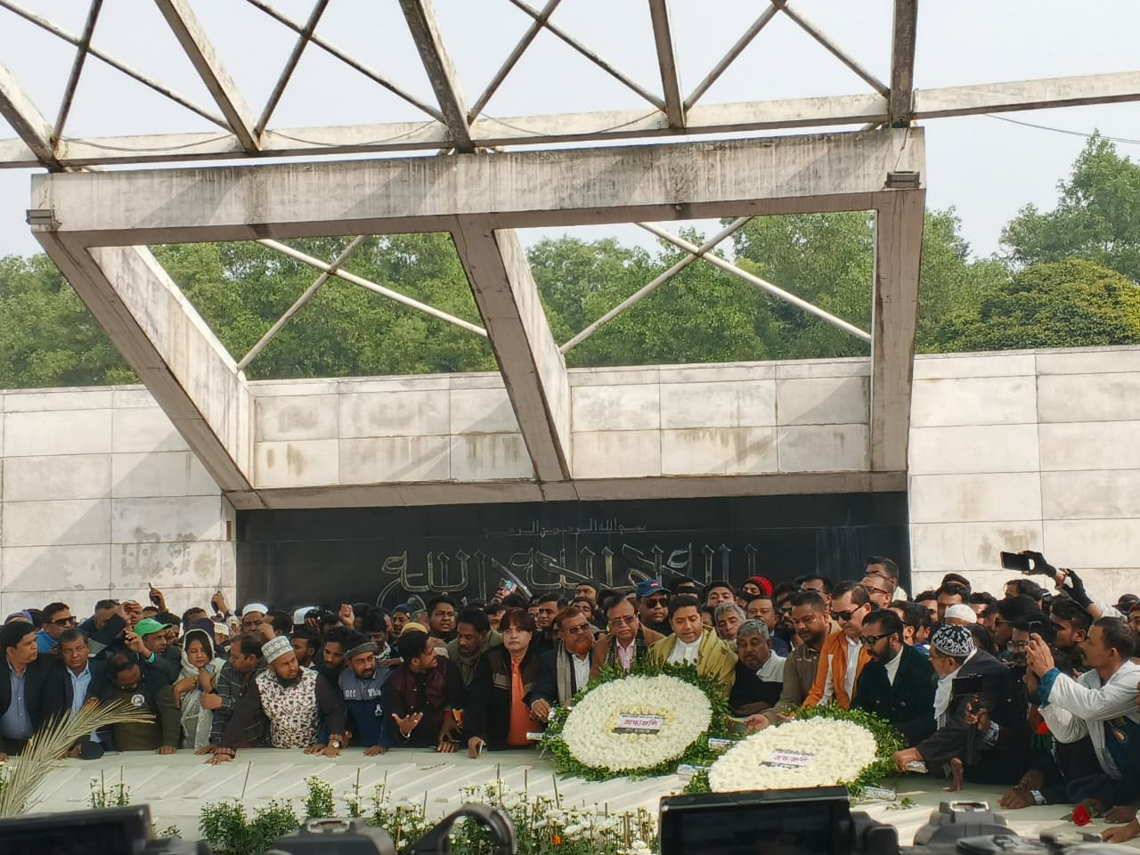 বিএনপির চেয়ারপারসন বেগম খালেদা জিয়ার মাজারে পুষ্প অর্পণ।