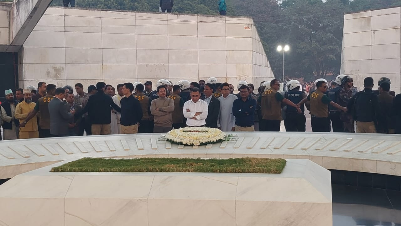 বাবা শহীদ রাষ্ট্রপতি জিয়াউর রহমানের কবরের পাশে তারেক রহমান।