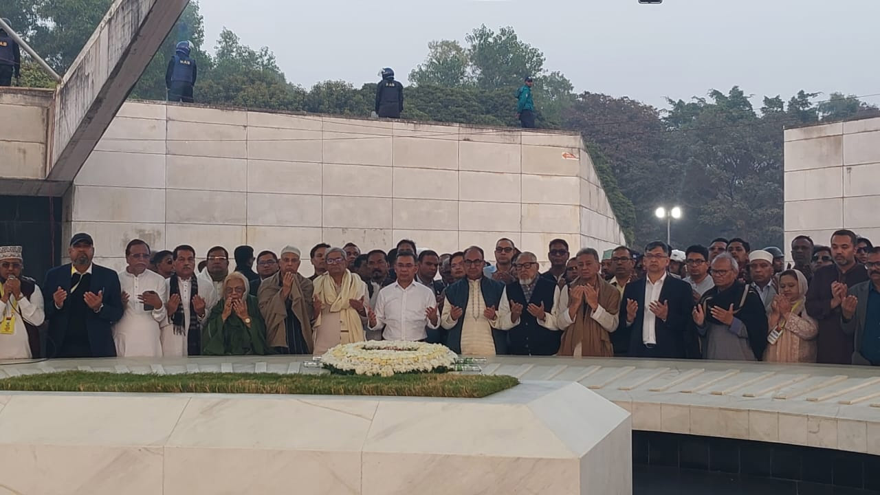 দেড় যুগ পর বাবার কবর জিয়ারত করেন তারেক রহমান। সাথে সিনিয়র নেতারা।