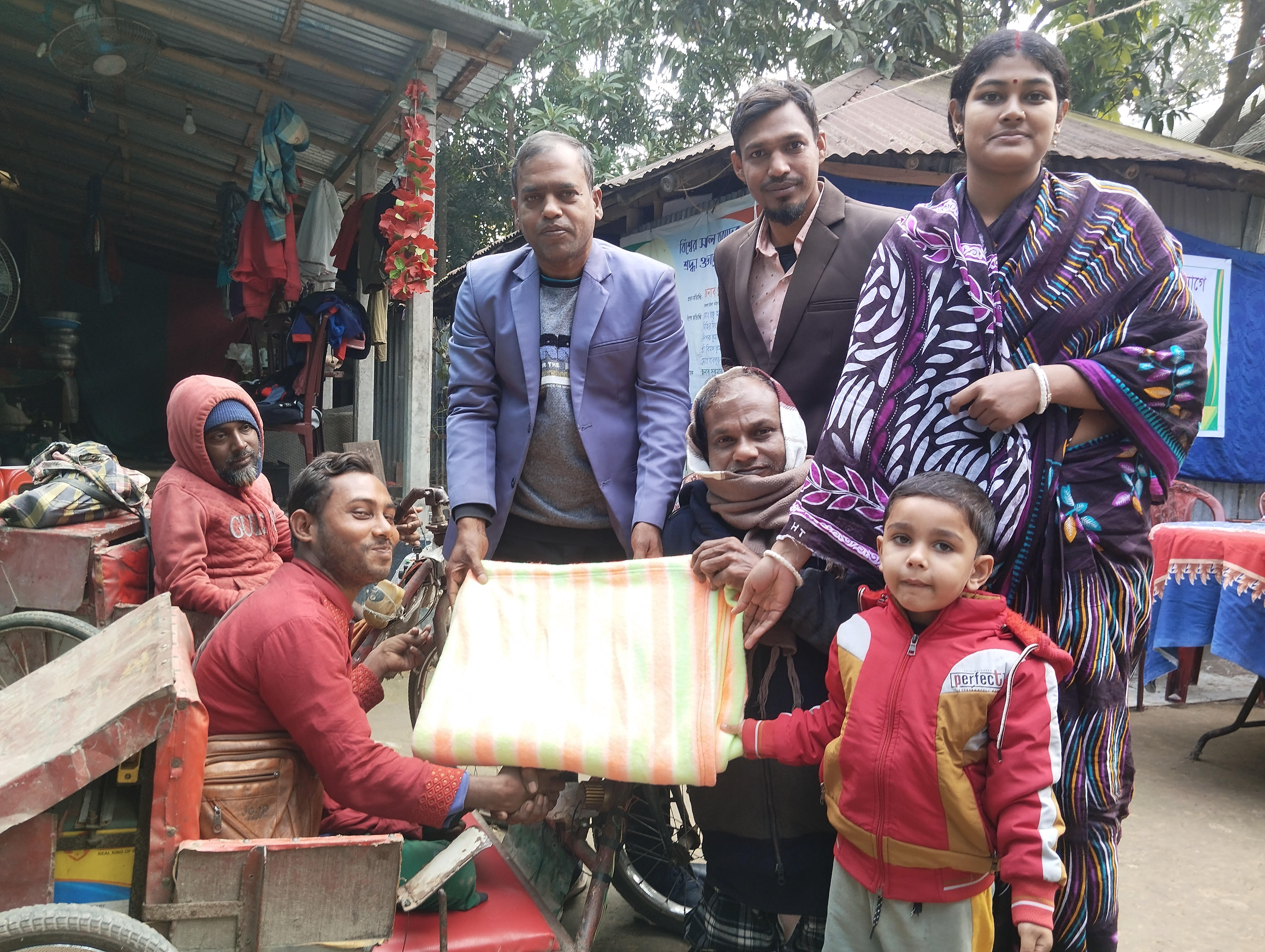 কুমারখালীতে প্রতিবন্ধী ব্যক্তিদের মধ্যে শীতবস্ত্র বিতরণ।