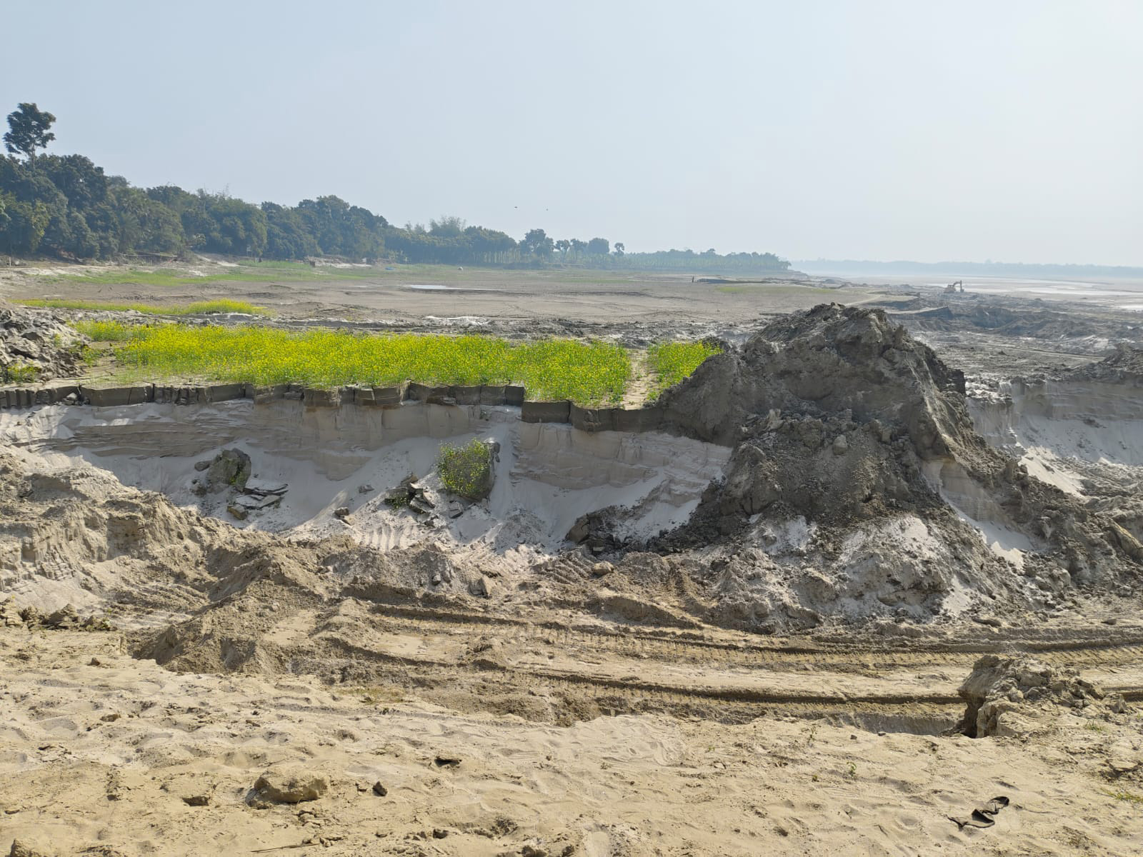 বালুমহালের ইজারার নামে নয়-ছয়।