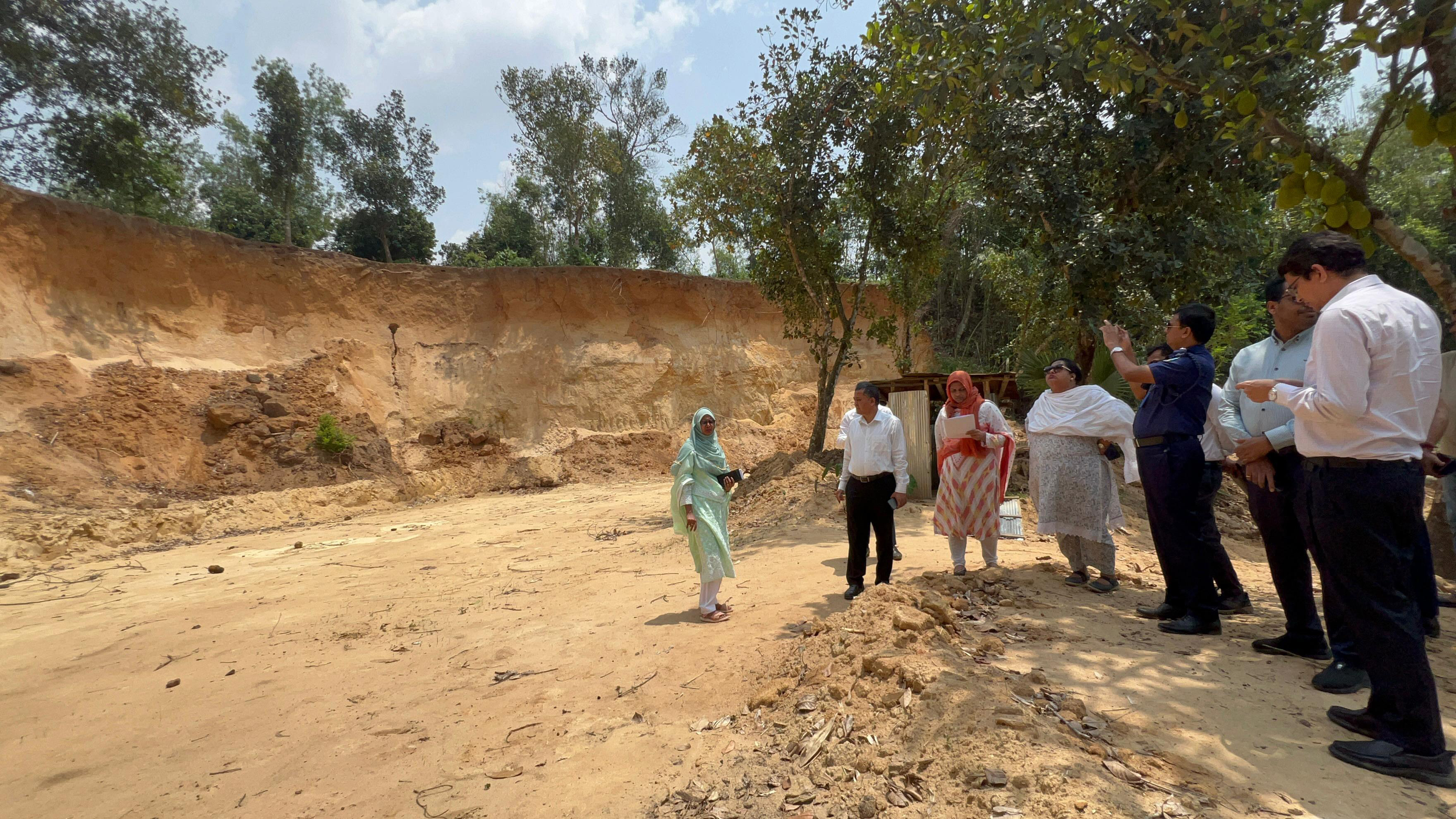 কাটা পাহাড় পরিদর্শন করেছেন তদন্ত কমিটি।