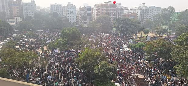 মানিক মিয়া অ্যাভিনিউয়ে জনতার ঢল।