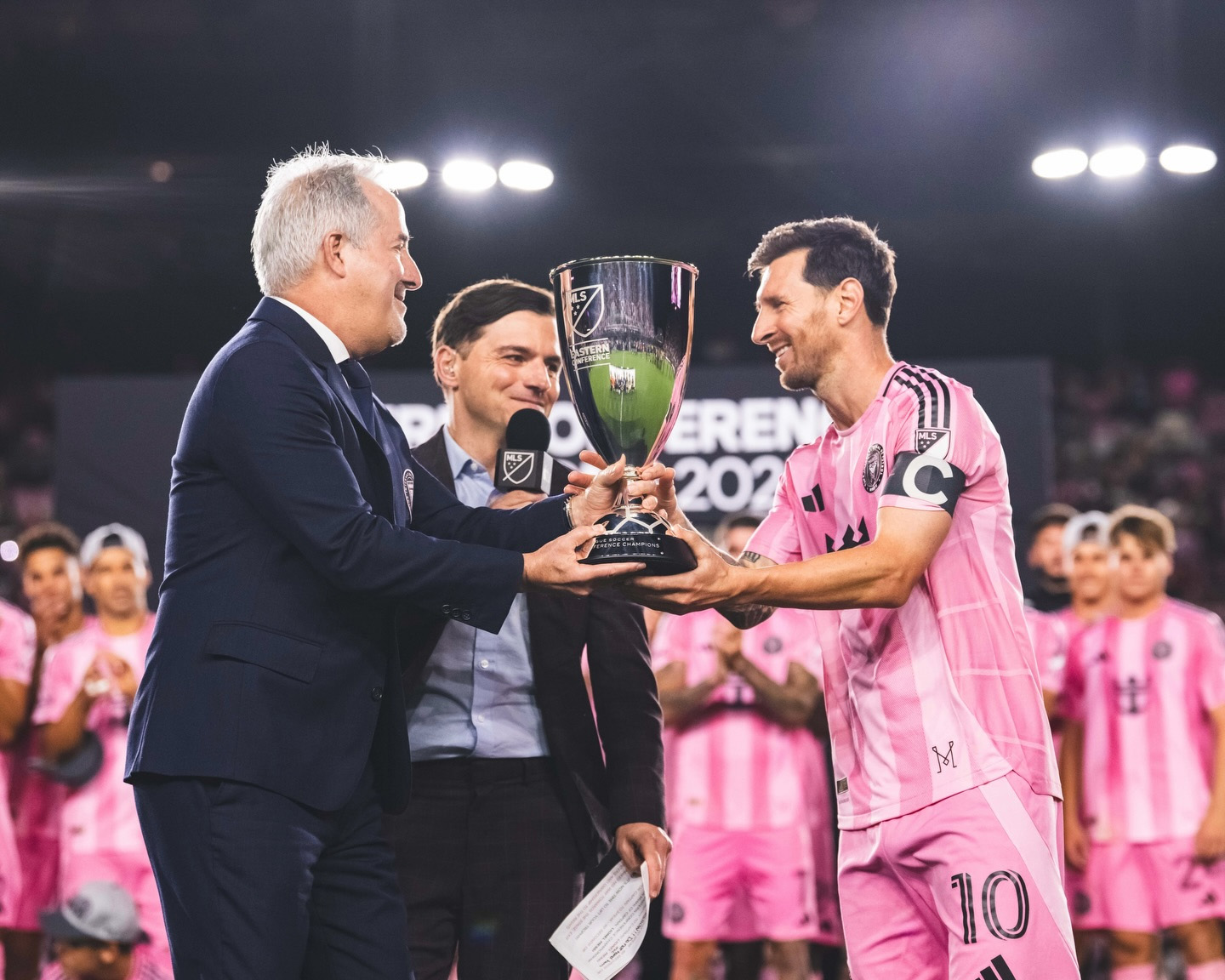 ট্রফি হাতে মায়ামি অধিনায়ক লিওনেল মেসি।