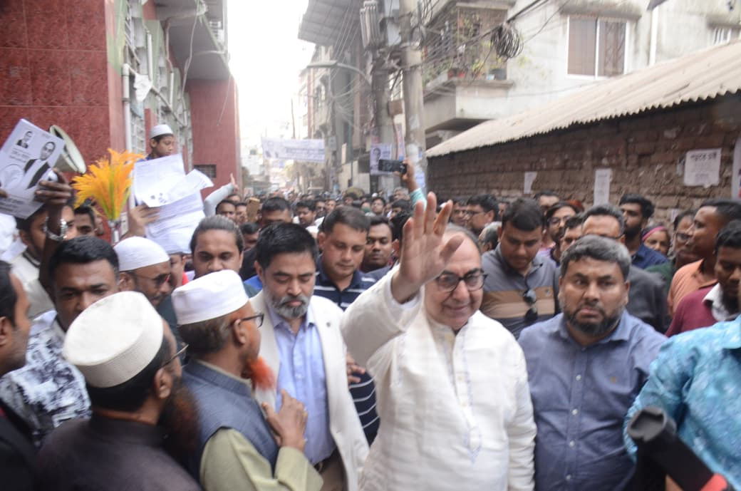 গুলবাগে ধানের শীষের পক্ষে প্রচারণাকালে মির্জা আব্বাসের।