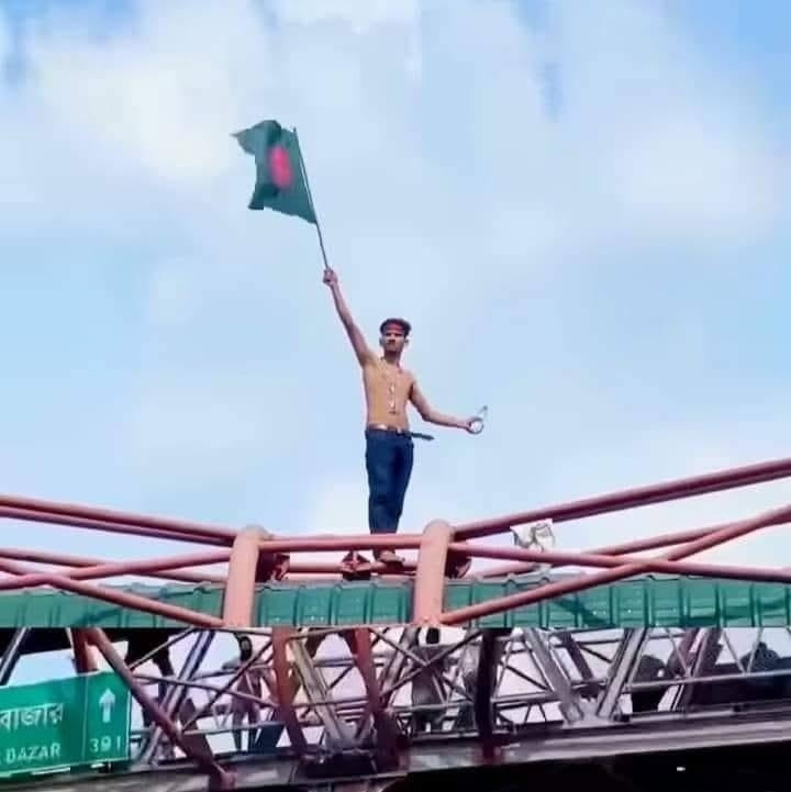 জাতীয় পতাকা উড়িয়ে সমগ্র দেশবাসীকে প্রবলভাবে উদ্বেলিত করেছিলেন ছাত্রদল কর্মী মুত্তাকিন।