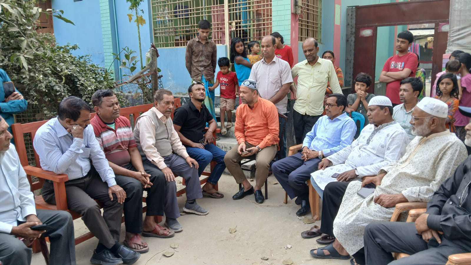 তার বাড়িতে গিয়ে কথা বলছেন পাবনা-৫ আসনের এমপি শিমুল বিশ্বাসের প্রতিনিধি দল। রোববার পাবনা সদর উপজেলার দুবলিয়া ঠাকুরপাড়া গ্রামে।