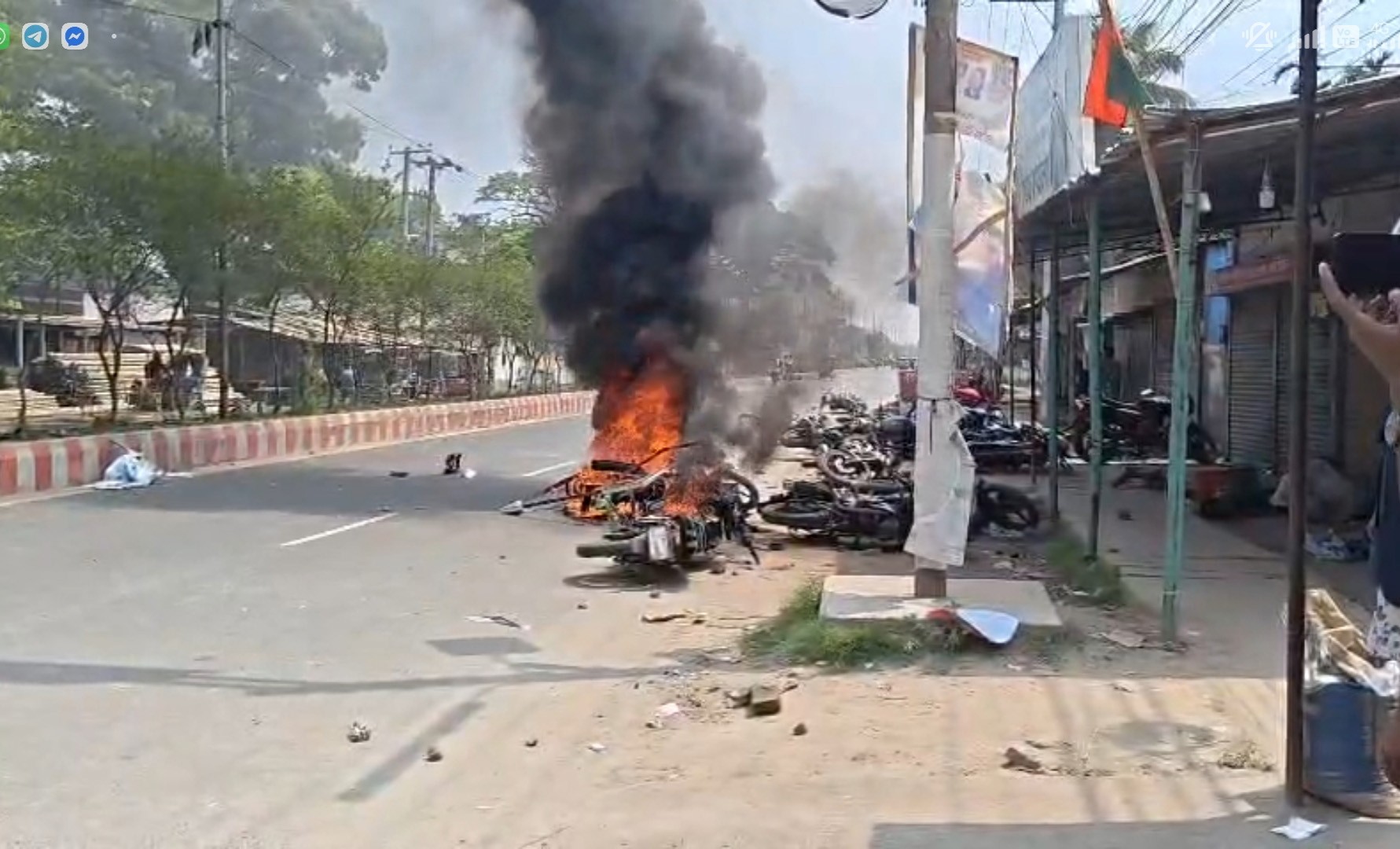 মোটরসাইকেলে আগুন, রণক্ষেত্র ঈশ্বরদী।