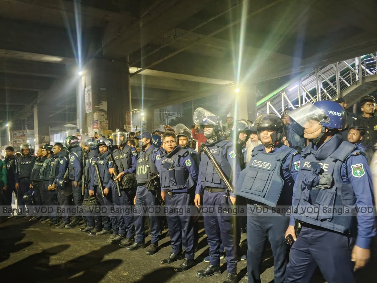 পরিস্থিতি নিয়ন্ত্রণে পুলিশ।
