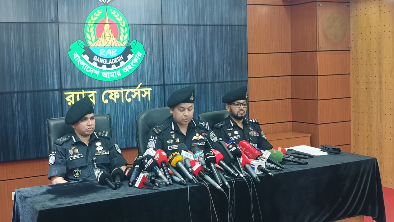 রাজধানীর কারওয়ান বাজারে র&zwj;্যাবের সংবাদ সম্মেলন। ছবি: ভিওডি বাংলা