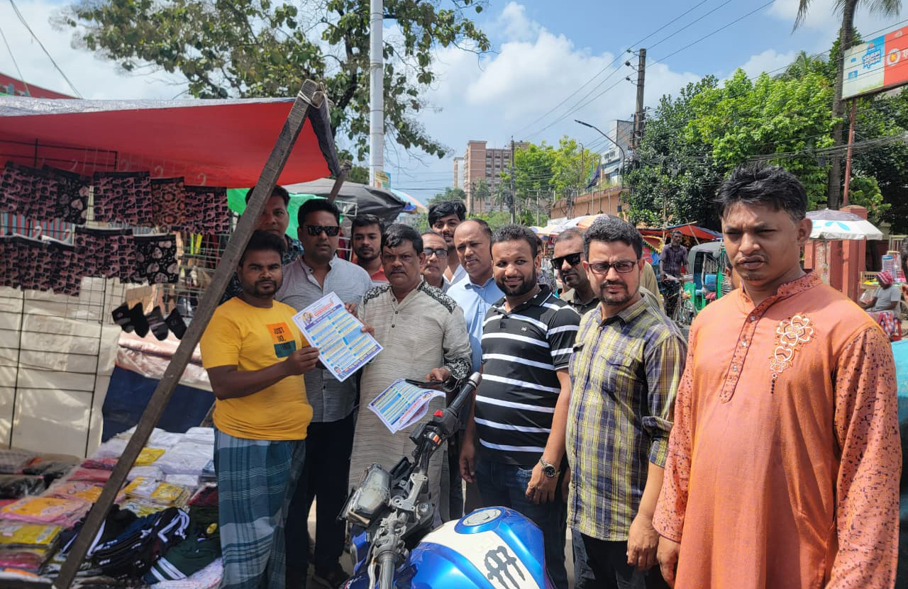 ৩১ দফার লিফলেট বিতরণ করছেন আবু নাসের মুহাম্মদ রহমাতুল্লাহ।