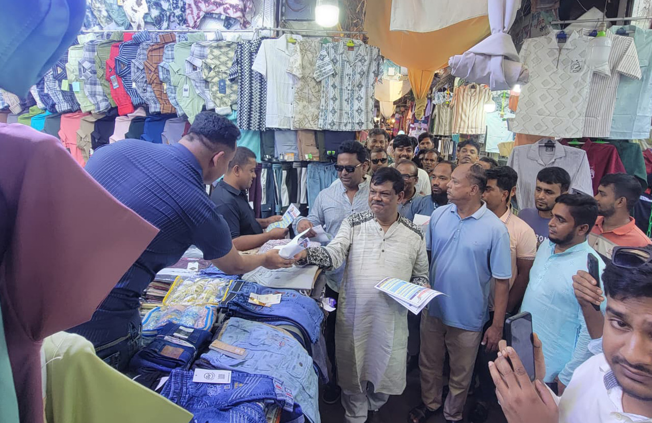 ৩১ দফার লিফলেট বিতরণ করছেন আবু নাসের মুহাম্মদ রহমাতুল্লাহ।