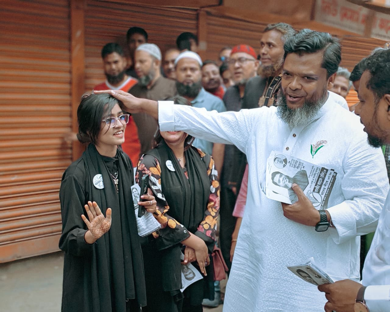 নির্বাচনী গণসংযোগ ও লিফলেট বিতরণ কর্মসূচিতে তানভীর আহমেদ রবিন।