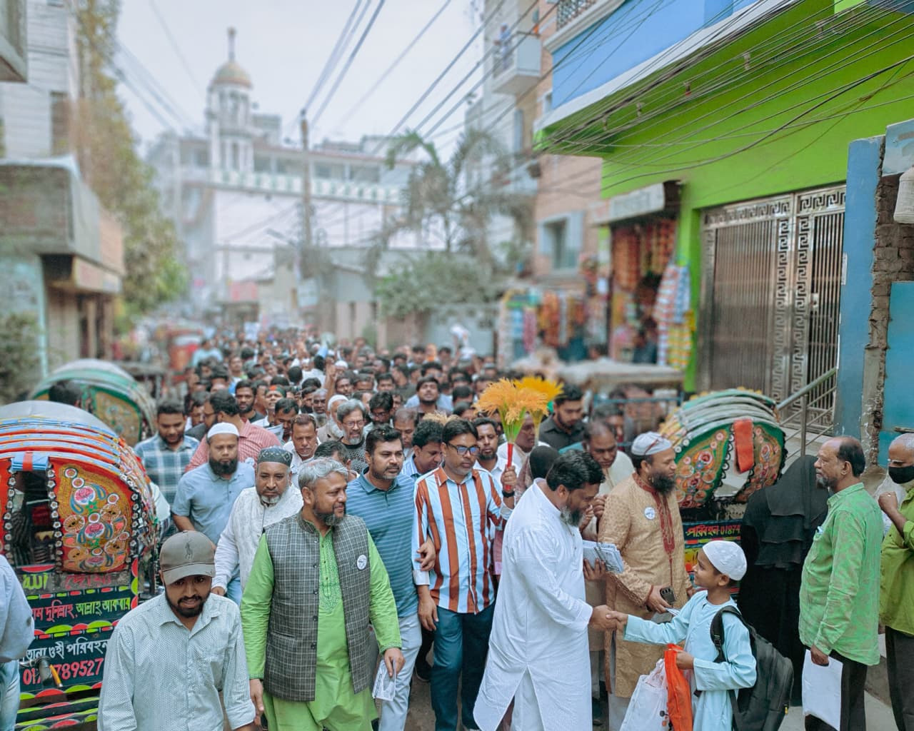 নির্বাচনী গণসংযোগ ও লিফলেট বিতরণ কর্মসূচিতে তানভীর আহমেদ রবিন।