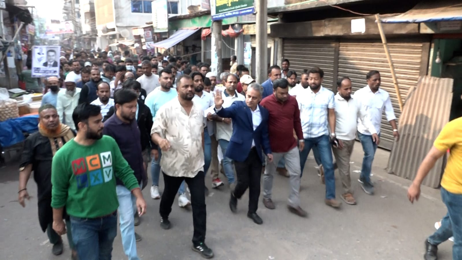 নির্বাবাচনী প্রচারনায় শেখ রবিউল আলম রবি।