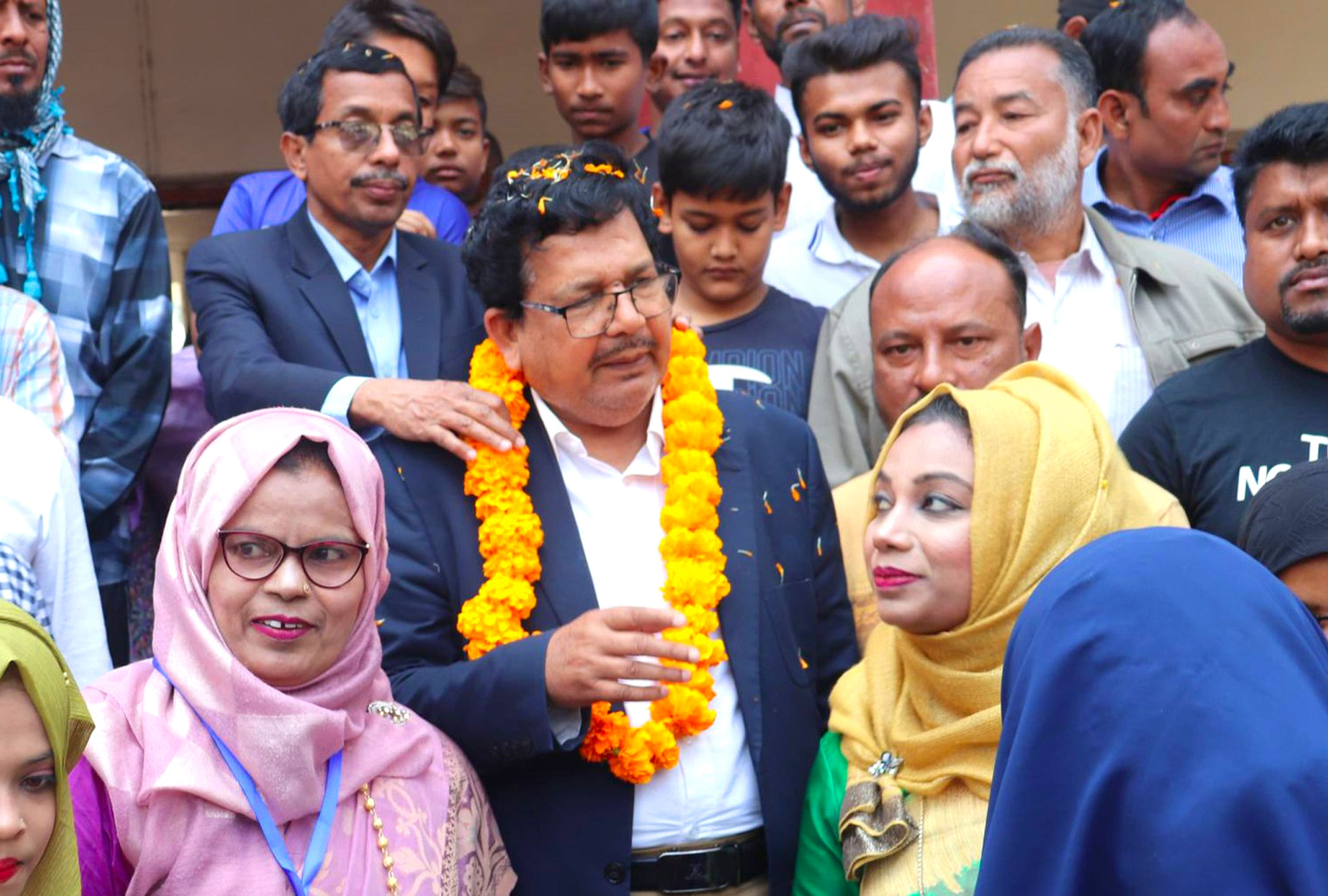 নির্বাচনে বিজয়ের পর ফুলেল শুভেচ্ছায় সিক্ত শিমুল বিশ্বাস।