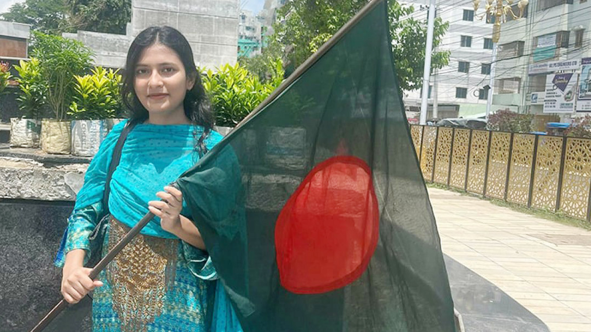 জাতীয় পতাকা হাতে রাজশাহী বিশ্ববিদ্যালয়ের শিক্ষার্থী তাসিন খান